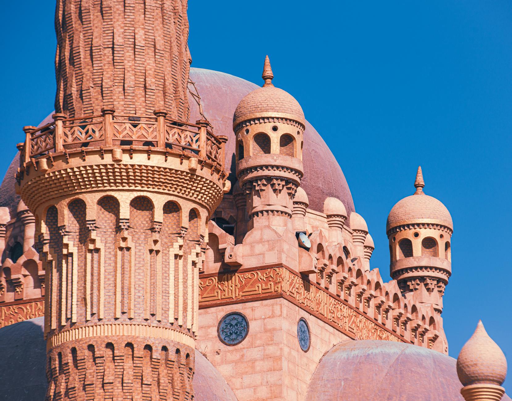 Meczet Sahaba w Sharm El Sheikh z bogatą ornamentyką na tle błękitnego nieba