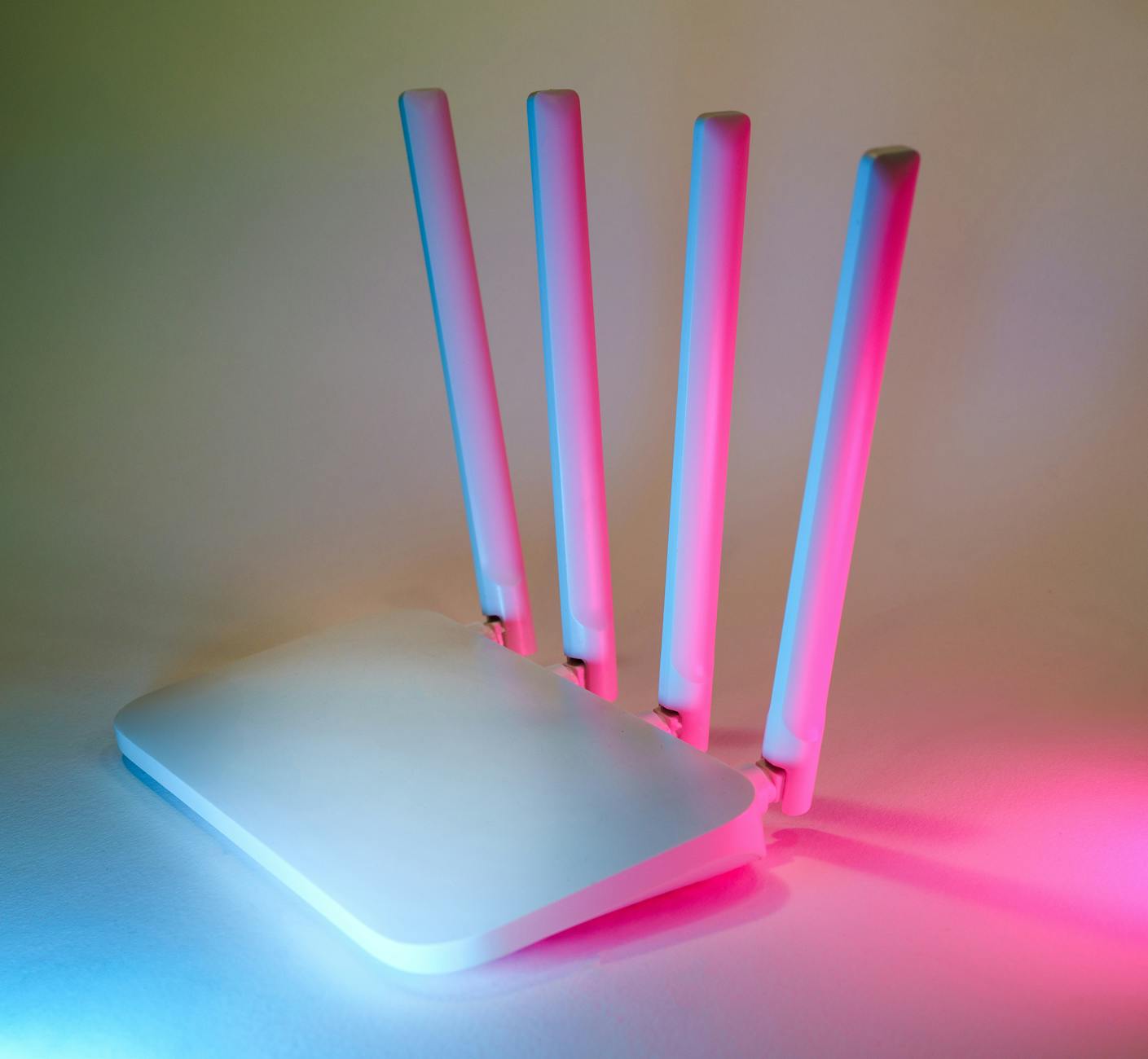 Nowoczesny router Wi‑Fi oświetlony neonowymi światłami