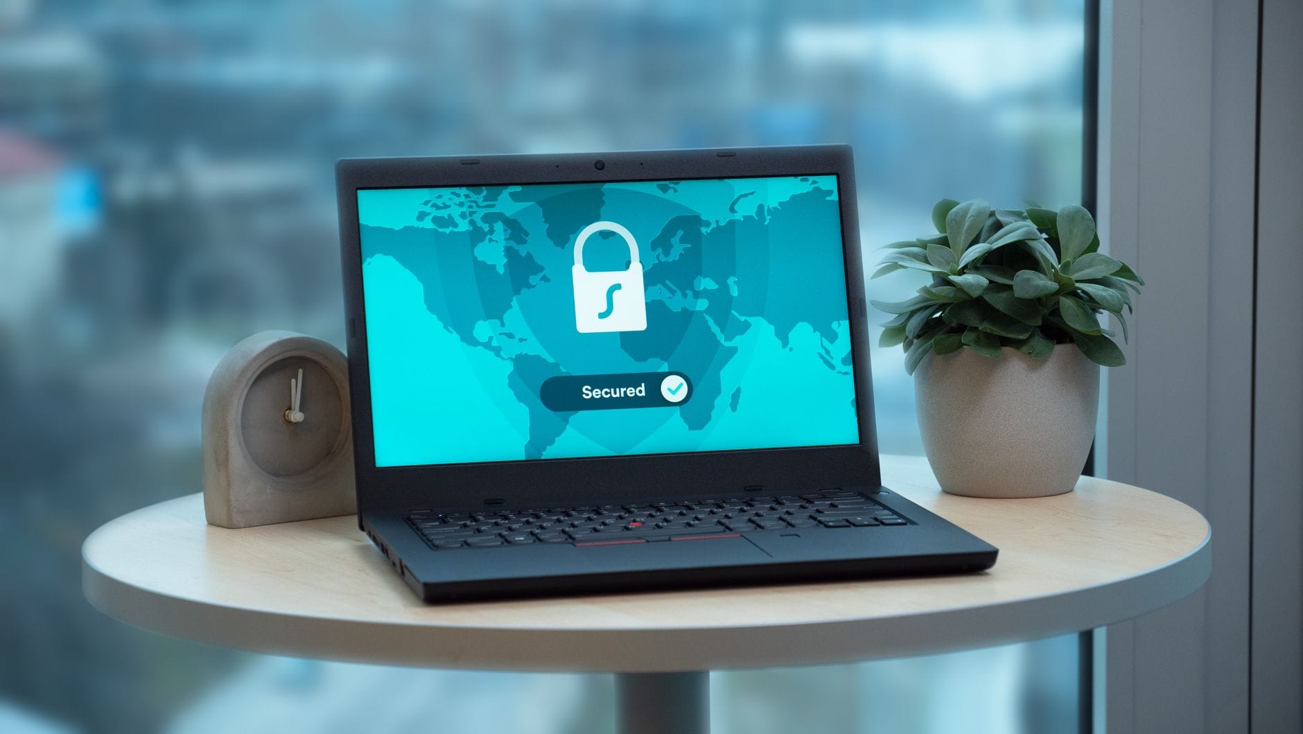 Laptop z ikoną kłódki na biurku domowego biura