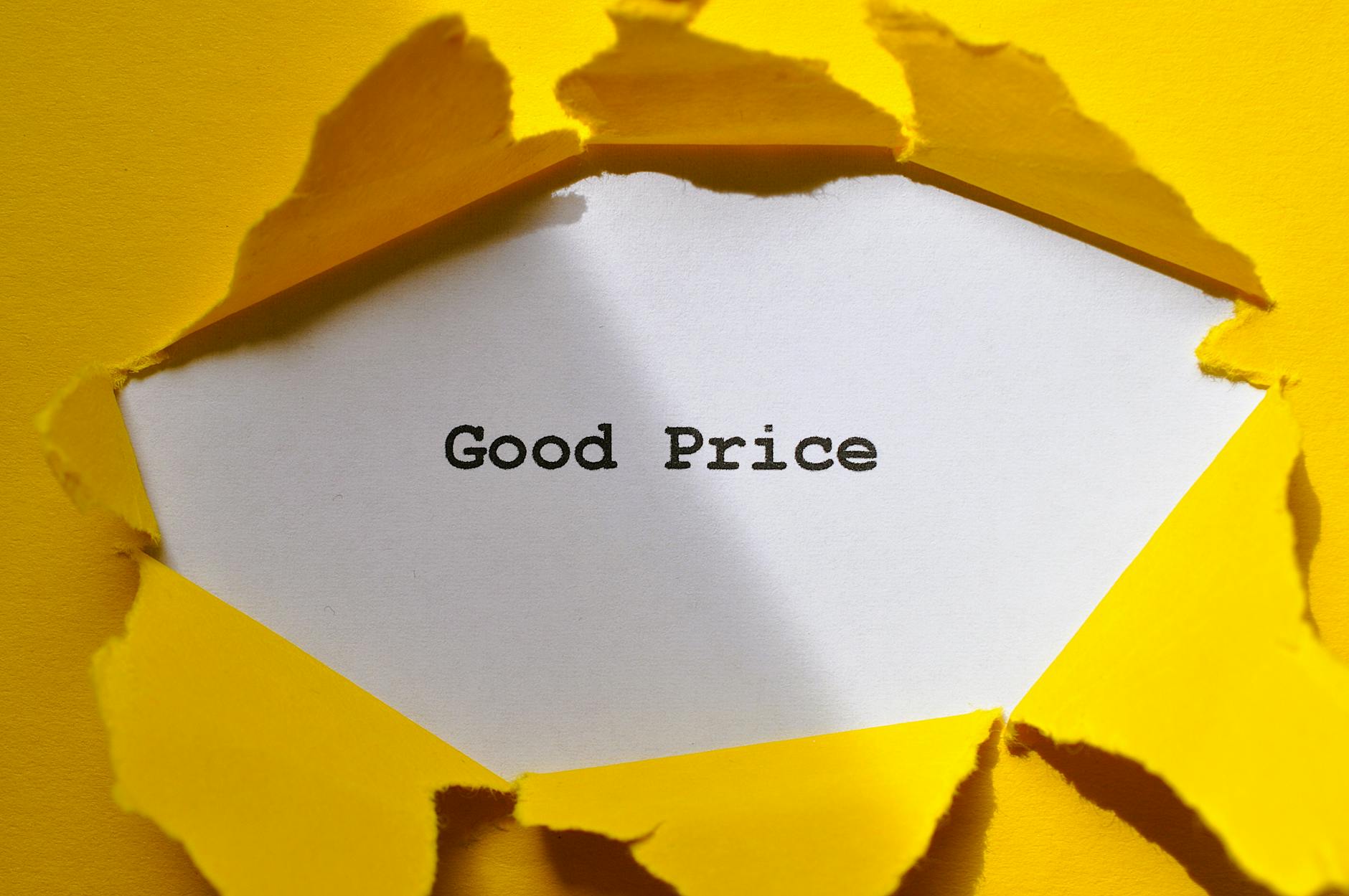 Żółty papier odsłania napis Good Price na tle koncepcji kosztów licenci