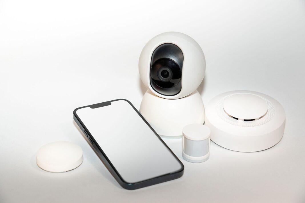 Inteligentne urządzenia zabezpieczające i smartfon do kontroli sieci domowej Inteligentne urządzenia zabezpieczające i smartfon do kontroli sieci domowej