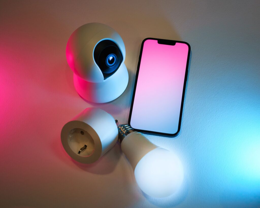 Kamera i żarówka smart sterowane aplik