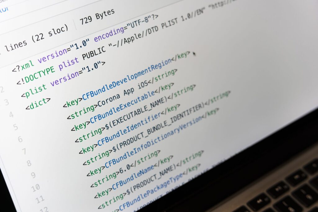 Kod XML na ekranie komputera podczas pracy programisty