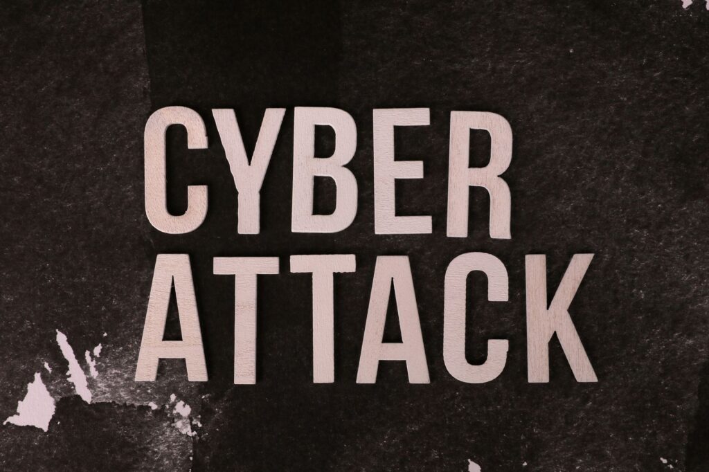 Napis Cyber Attack na ciemnym, fakturowanym papierze